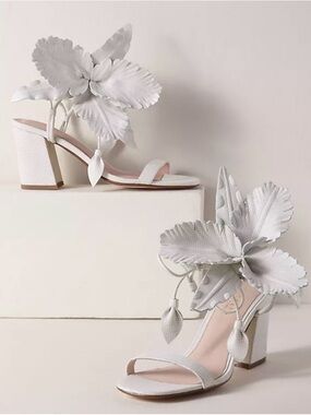 Cecilia New York White Hibiscus Floral Block Heel Sandals 10